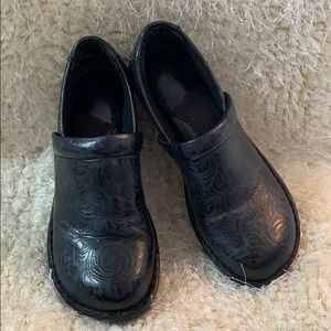 NWOT B.O.C PEGGY CLOGS